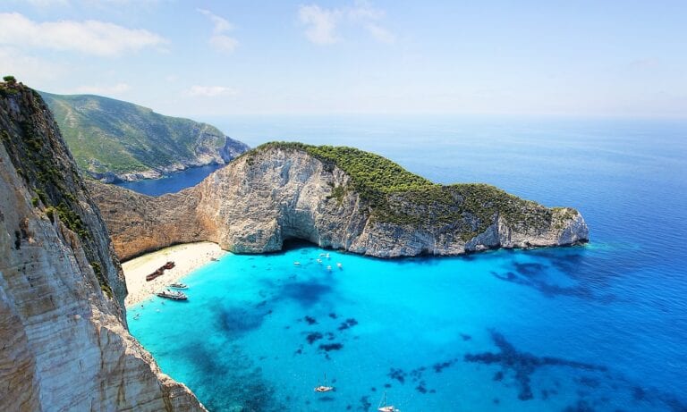 Греция планирует открыться для украинских туристов с 14 мая