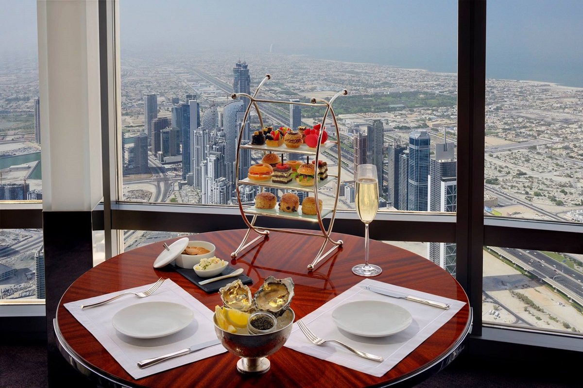 Завтрак в дубае. At.Mosphere Дубай. Ресторан в Бурдж Халифа в Дубае. Атмосфера ресторан Дубай Бурдж Халифа. Ресторан at.Mosphere в Дубае.